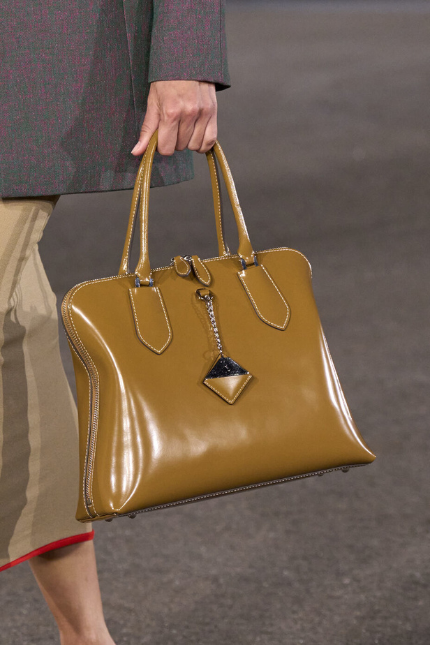 مجموعة Tory Burch لربيع وصيف 2023.. تضارب في الألوان والأقمشة 