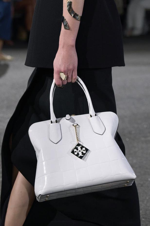 مجموعة Tory Burch لربيع وصيف 2023.. تضارب في الألوان والأقمشة 