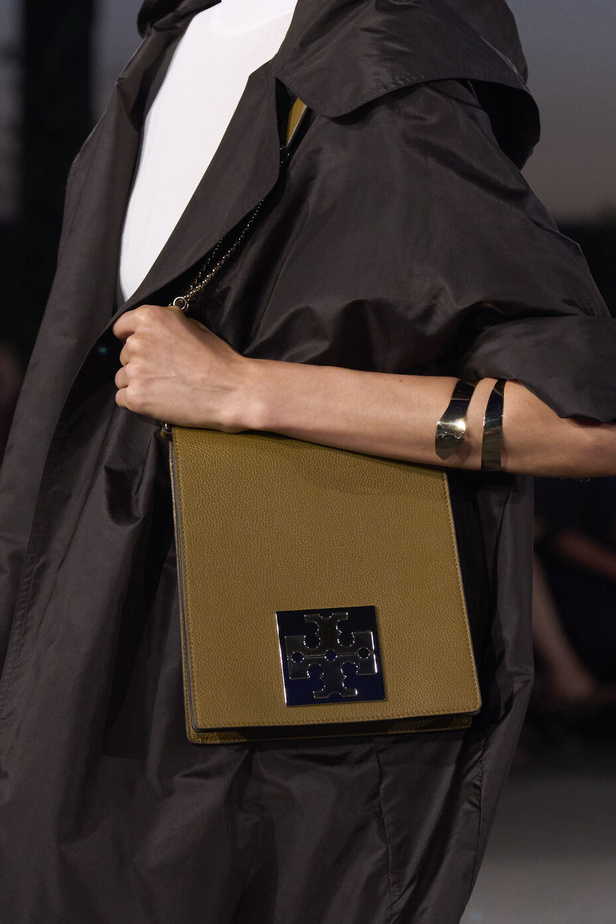 مجموعة Tory Burch لربيع وصيف 2023.. تضارب في الألوان والأقمشة 