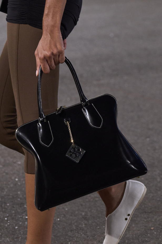 مجموعة Tory Burch لربيع وصيف 2023.. تضارب في الألوان والأقمشة 