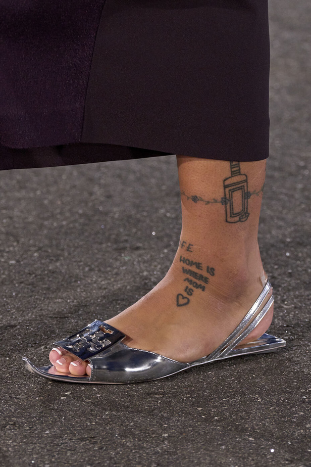 مجموعة Tory Burch لربيع وصيف 2023.. تضارب في الألوان والأقمشة 