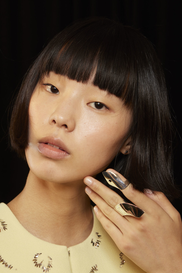 مجموعة Tory Burch لربيع وصيف 2023.. تضارب في الألوان والأقمشة 