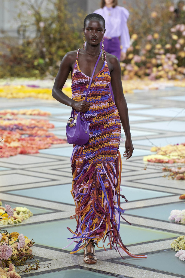 أجواء شاطئية مرحة مع مجموعة Ulla Johnson لربيع وصيف 2023 في نيويورك