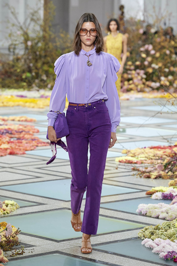 أجواء شاطئية مرحة مع مجموعة Ulla Johnson لربيع وصيف 2023 في نيويورك