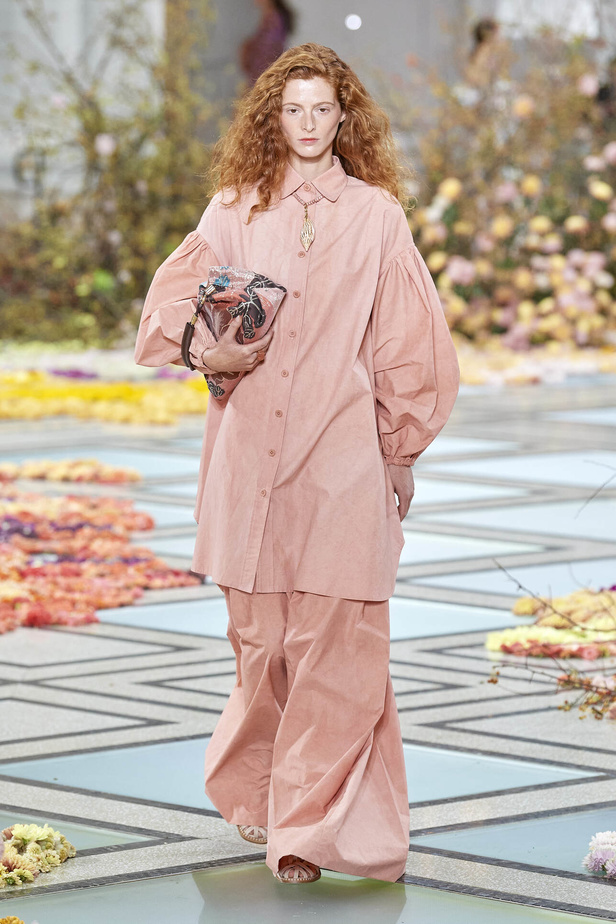 أجواء شاطئية مرحة مع مجموعة Ulla Johnson لربيع وصيف 2023 في نيويورك