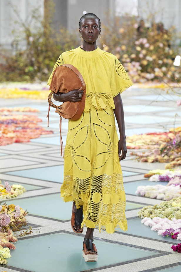 أجواء شاطئية مرحة مع مجموعة Ulla Johnson لربيع وصيف 2023 في نيويورك