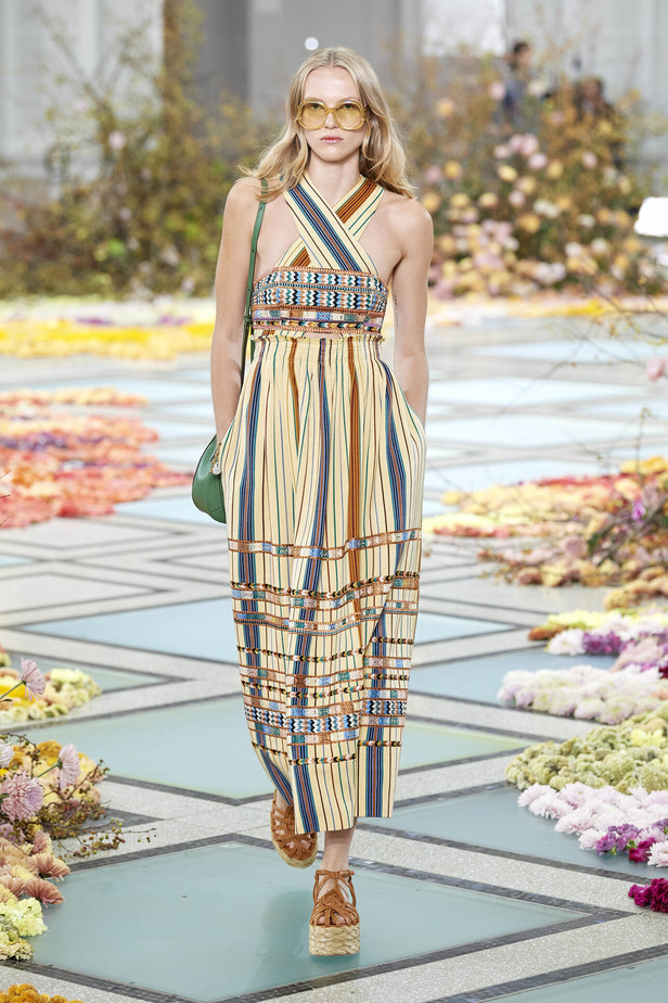 أجواء شاطئية مرحة مع مجموعة Ulla Johnson لربيع وصيف 2023 في نيويورك