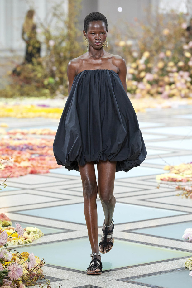 أجواء شاطئية مرحة مع مجموعة Ulla Johnson لربيع وصيف 2023 في نيويورك