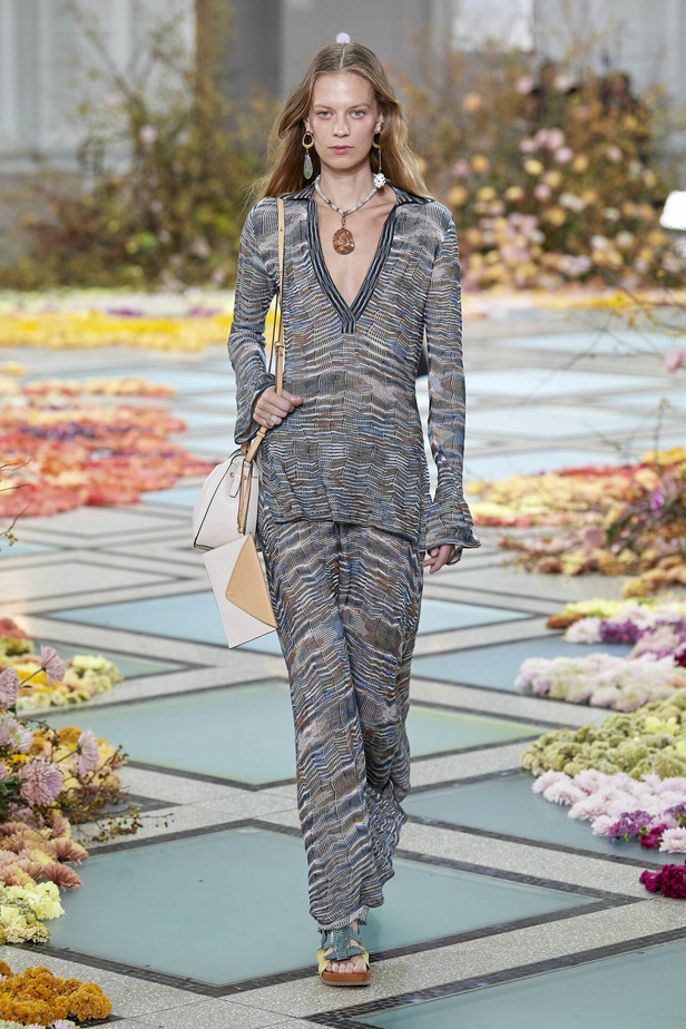 أجواء شاطئية مرحة مع مجموعة Ulla Johnson لربيع وصيف 2023 في نيويورك