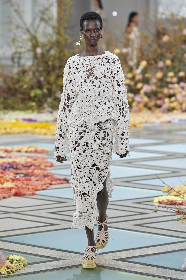 أجواء شاطئية مرحة مع مجموعة Ulla Johnson لربيع وصيف 2023 في نيويورك