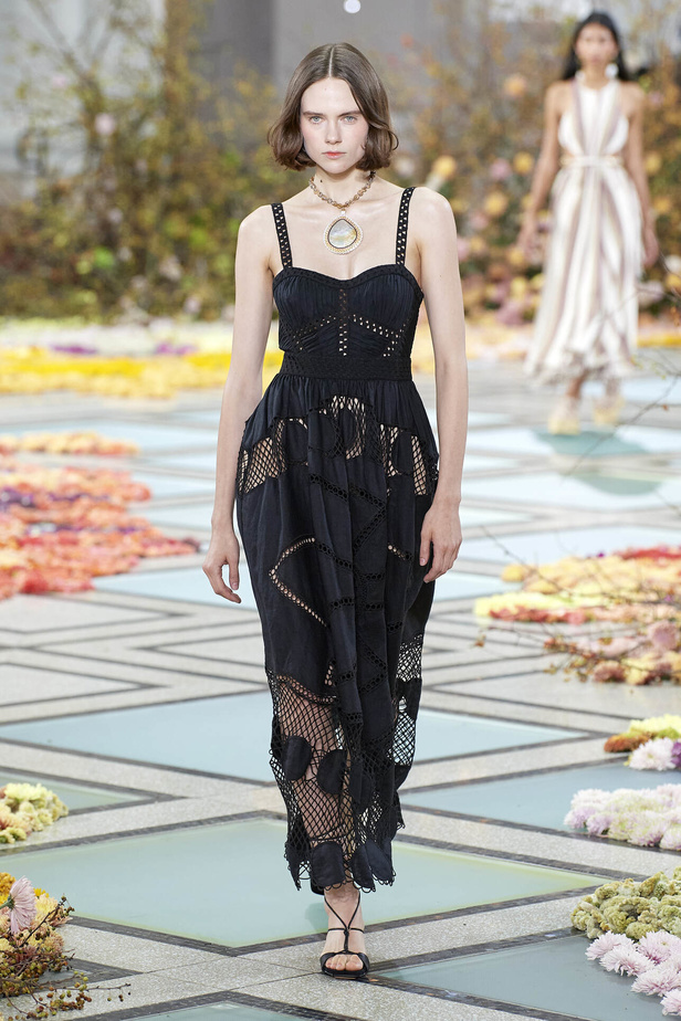 أجواء شاطئية مرحة مع مجموعة Ulla Johnson لربيع وصيف 2023 في نيويورك