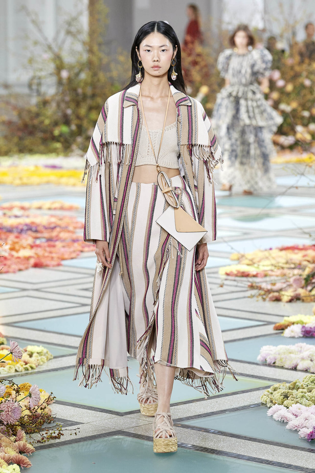 أجواء شاطئية مرحة مع مجموعة Ulla Johnson لربيع وصيف 2023 في نيويورك