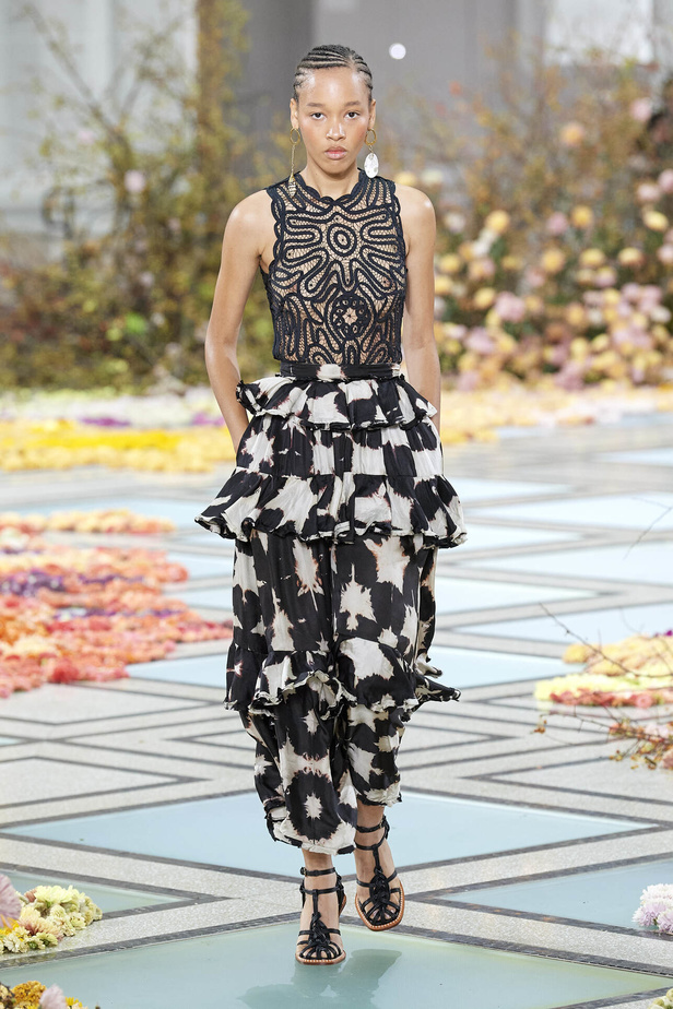 أجواء شاطئية مرحة مع مجموعة Ulla Johnson لربيع وصيف 2023 في نيويورك