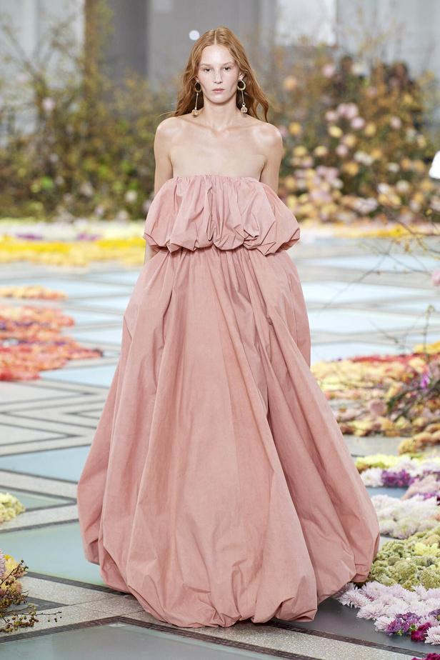 أجواء شاطئية مرحة مع مجموعة Ulla Johnson لربيع وصيف 2023 في نيويورك