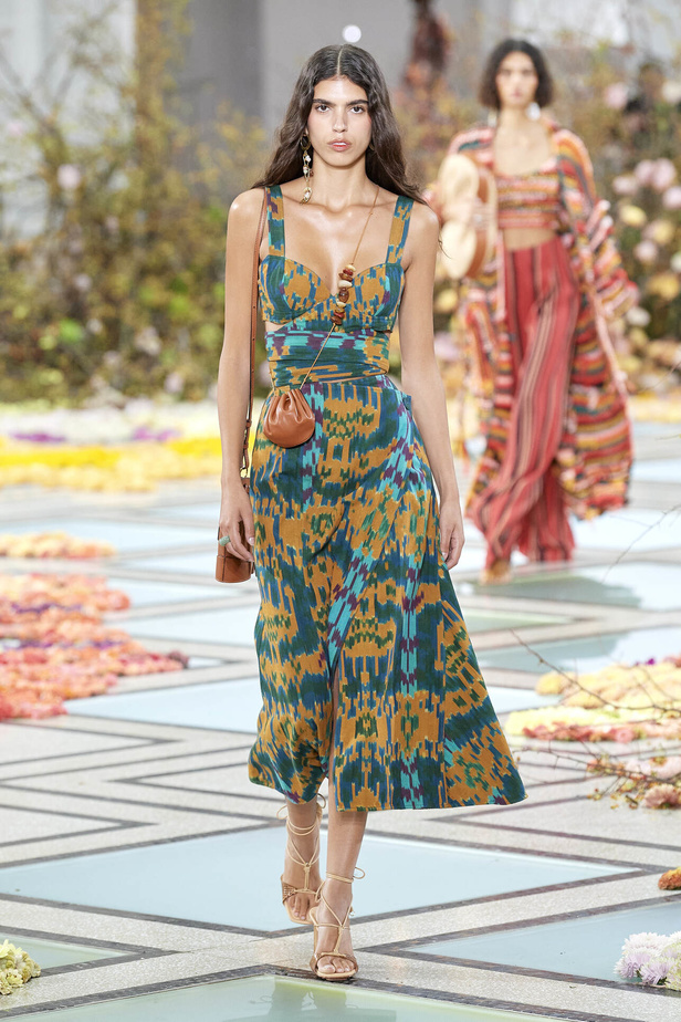 أجواء شاطئية مرحة مع مجموعة Ulla Johnson لربيع وصيف 2023 في نيويورك