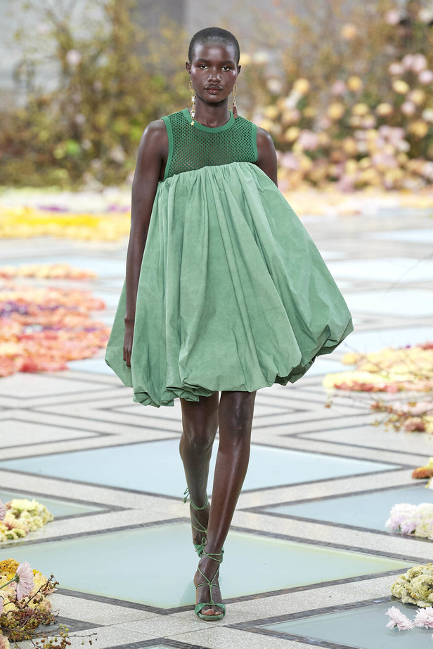 أجواء شاطئية مرحة مع مجموعة Ulla Johnson لربيع وصيف 2023 في نيويورك