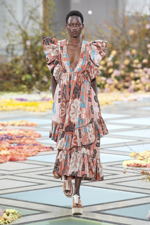 أجواء شاطئية مرحة مع مجموعة Ulla Johnson لربيع وصيف 2023 في نيويورك