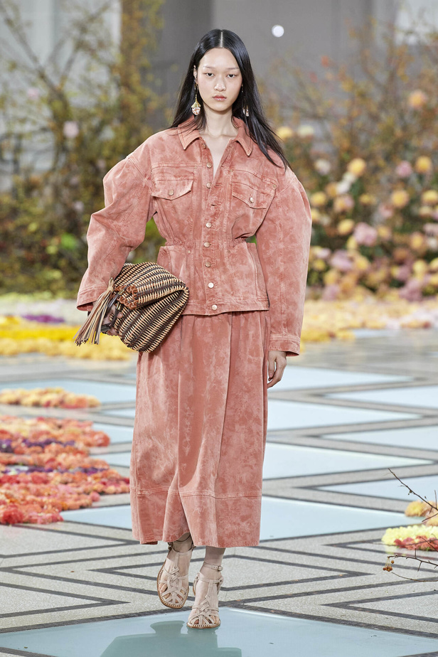 أجواء شاطئية مرحة مع مجموعة Ulla Johnson لربيع وصيف 2023 في نيويورك