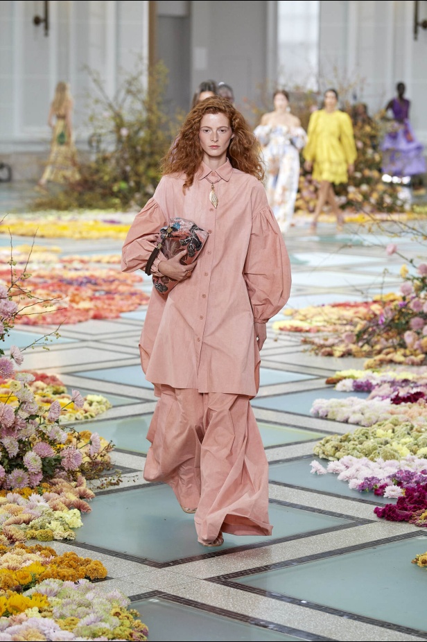 أجواء شاطئية مرحة مع مجموعة Ulla Johnson لربيع وصيف 2023 في نيويورك