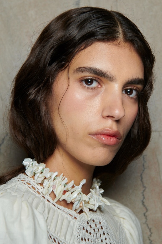 أجواء شاطئية مرحة مع مجموعة Ulla Johnson لربيع وصيف 2023 في نيويورك