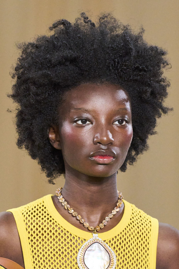 أجواء شاطئية مرحة مع مجموعة Ulla Johnson لربيع وصيف 2023 في نيويورك