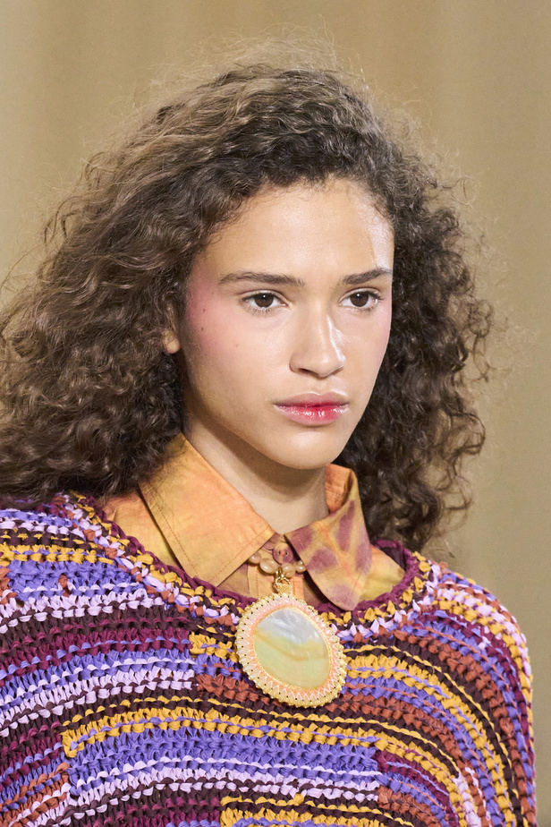 أجواء شاطئية مرحة مع مجموعة Ulla Johnson لربيع وصيف 2023 في نيويورك