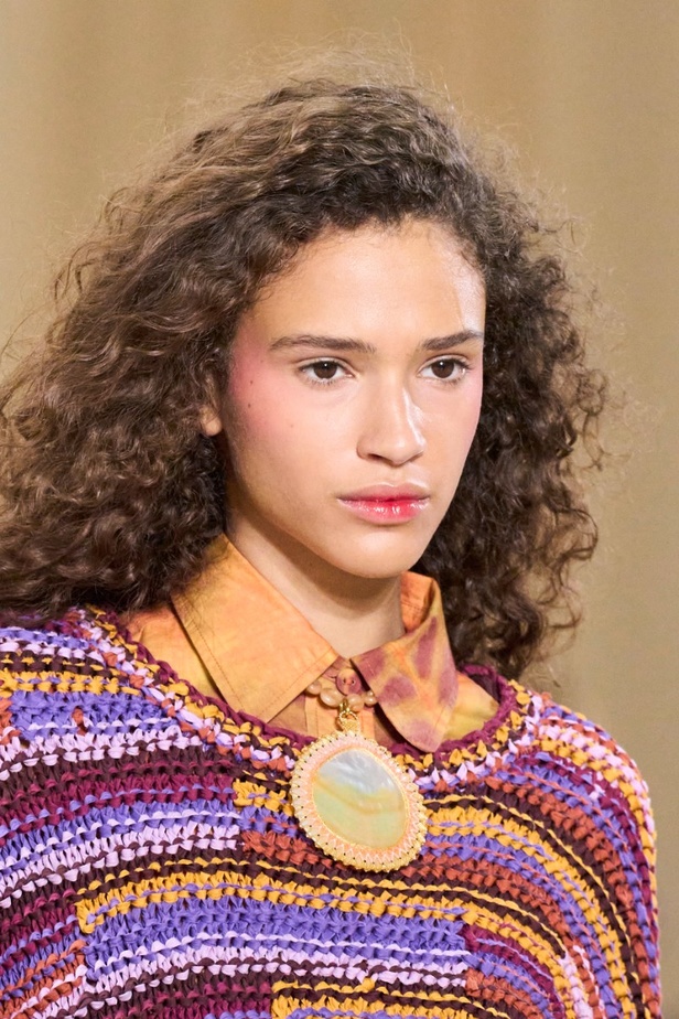 أجواء شاطئية مرحة مع مجموعة Ulla Johnson لربيع وصيف 2023 في نيويورك