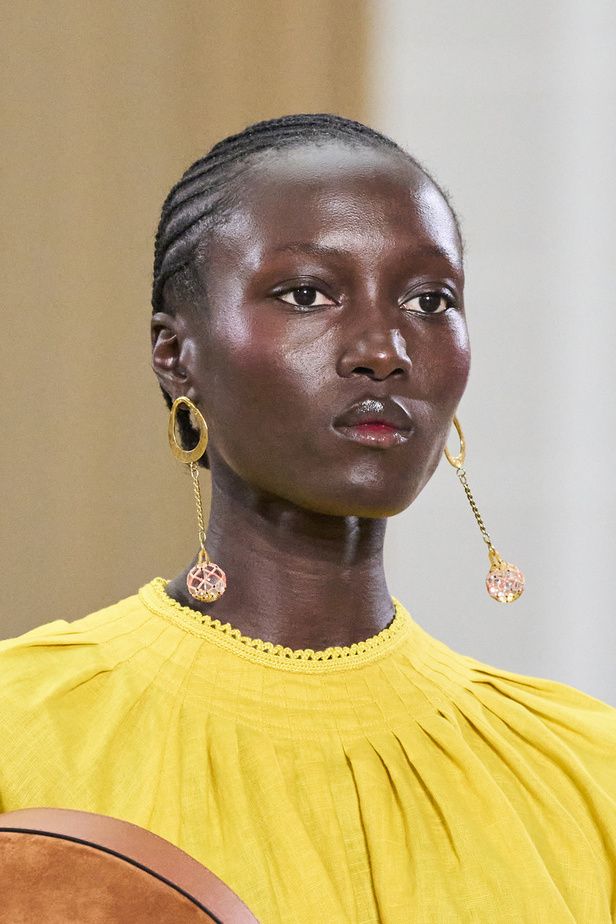 أجواء شاطئية مرحة مع مجموعة Ulla Johnson لربيع وصيف 2023 في نيويورك