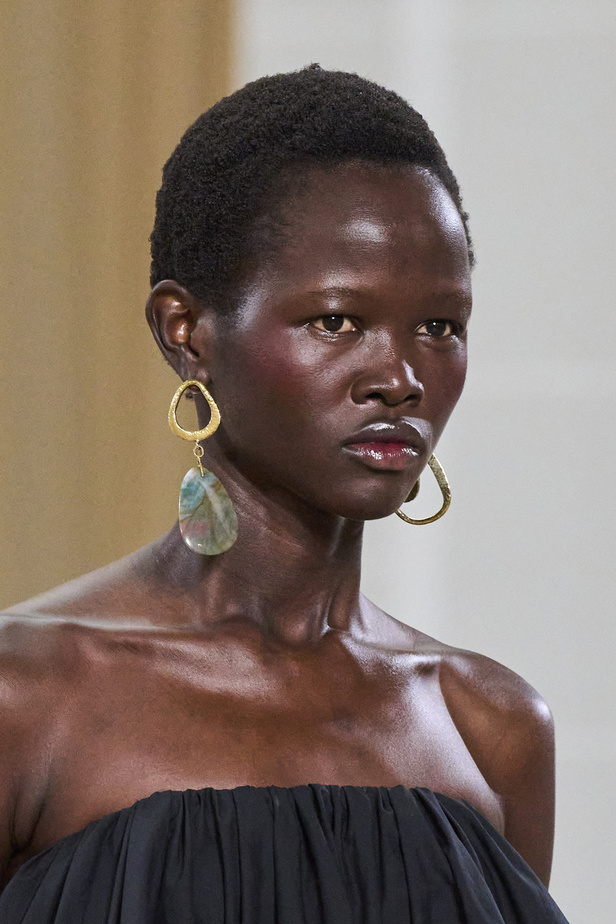 أجواء شاطئية مرحة مع مجموعة Ulla Johnson لربيع وصيف 2023 في نيويورك