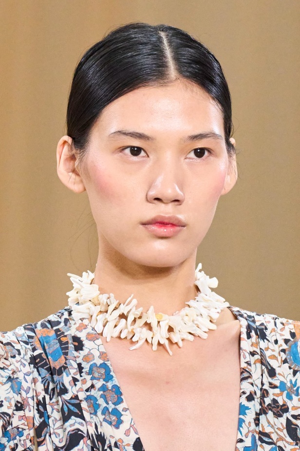 أجواء شاطئية مرحة مع مجموعة Ulla Johnson لربيع وصيف 2023 في نيويورك