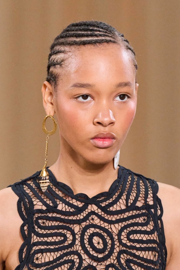 أجواء شاطئية مرحة مع مجموعة Ulla Johnson لربيع وصيف 2023 في نيويورك