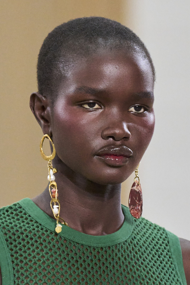 أجواء شاطئية مرحة مع مجموعة Ulla Johnson لربيع وصيف 2023 في نيويورك