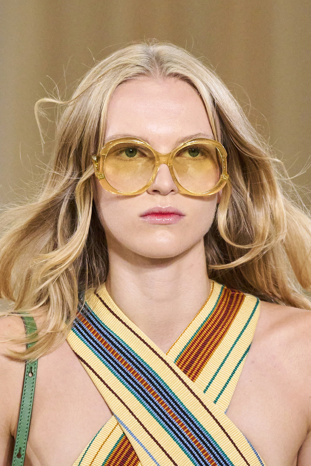 أجواء شاطئية مرحة مع مجموعة Ulla Johnson لربيع وصيف 2023 في نيويورك