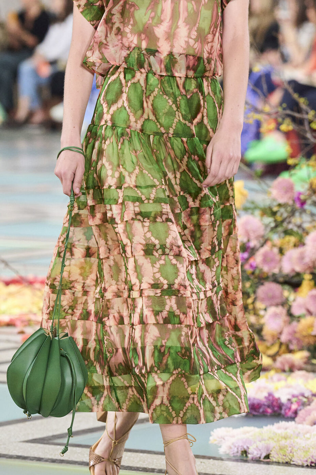 أجواء شاطئية مرحة مع مجموعة Ulla Johnson لربيع وصيف 2023 في نيويورك