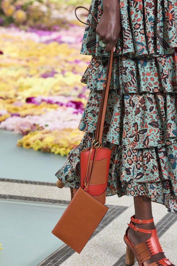 أجواء شاطئية مرحة مع مجموعة Ulla Johnson لربيع وصيف 2023 في نيويورك