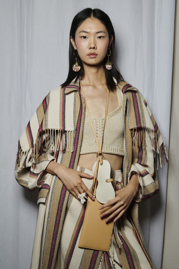 أجواء شاطئية مرحة مع مجموعة Ulla Johnson لربيع وصيف 2023 في نيويورك