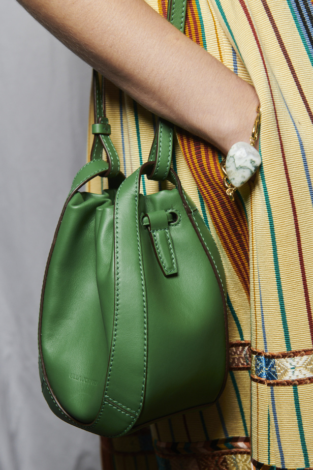 أجواء شاطئية مرحة مع مجموعة Ulla Johnson لربيع وصيف 2023 في نيويورك