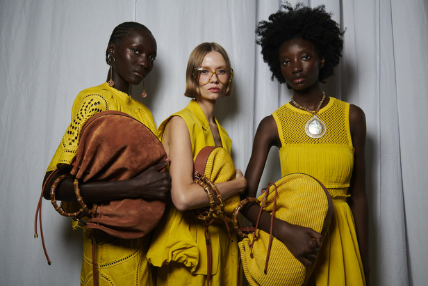 أجواء شاطئية مرحة مع مجموعة Ulla Johnson لربيع وصيف 2023 في نيويورك