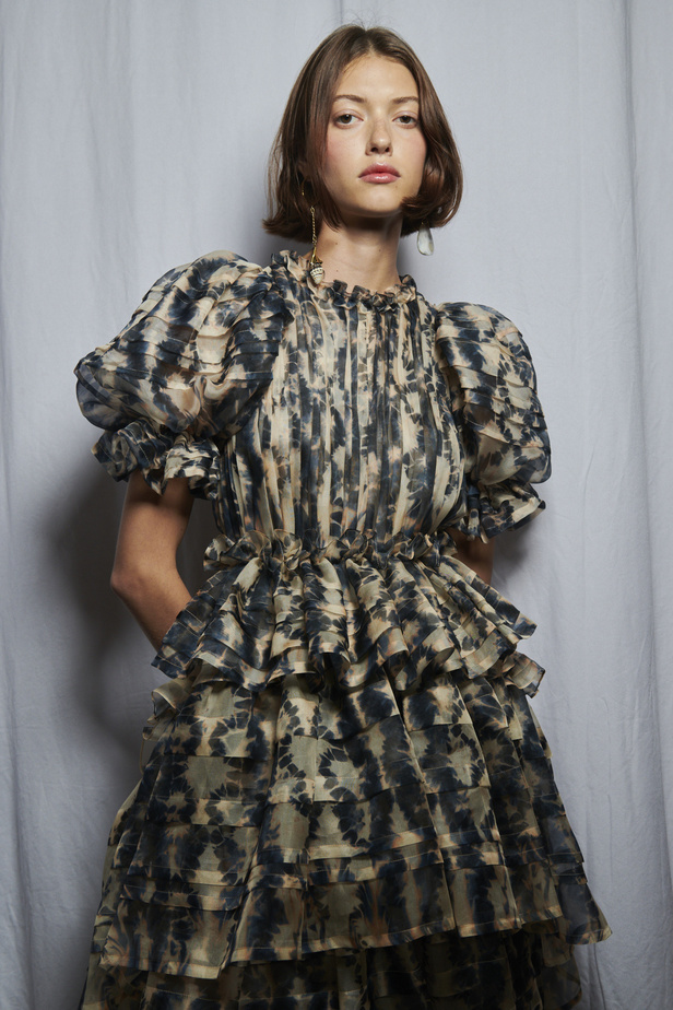 أجواء شاطئية مرحة مع مجموعة Ulla Johnson لربيع وصيف 2023 في نيويورك