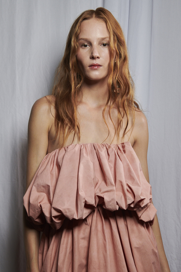 أجواء شاطئية مرحة مع مجموعة Ulla Johnson لربيع وصيف 2023 في نيويورك