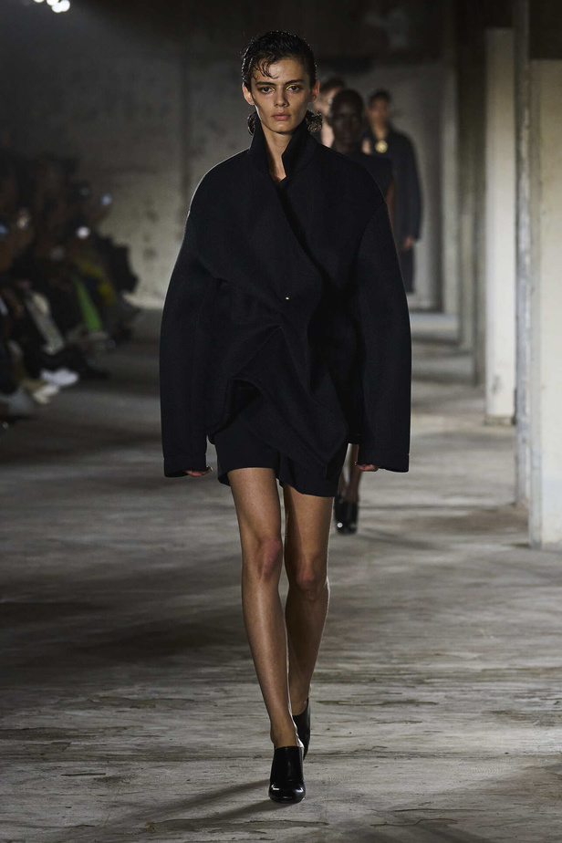 مجموعة Dries Van Noten لموسم ربيع وصيف 2023.. سحر الأسود وأناقة النقشات