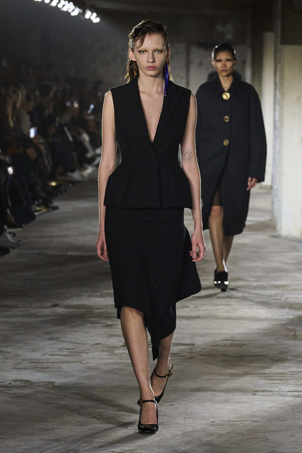 مجموعة Dries Van Noten لموسم ربيع وصيف 2023.. سحر الأسود وأناقة النقشات