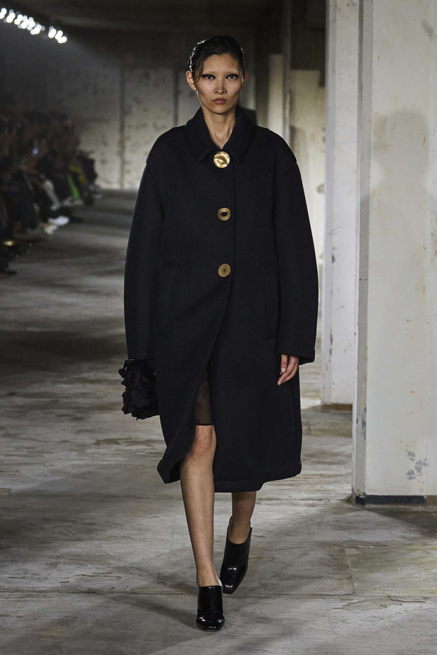 مجموعة Dries Van Noten لموسم ربيع وصيف 2023.. سحر الأسود وأناقة النقشات