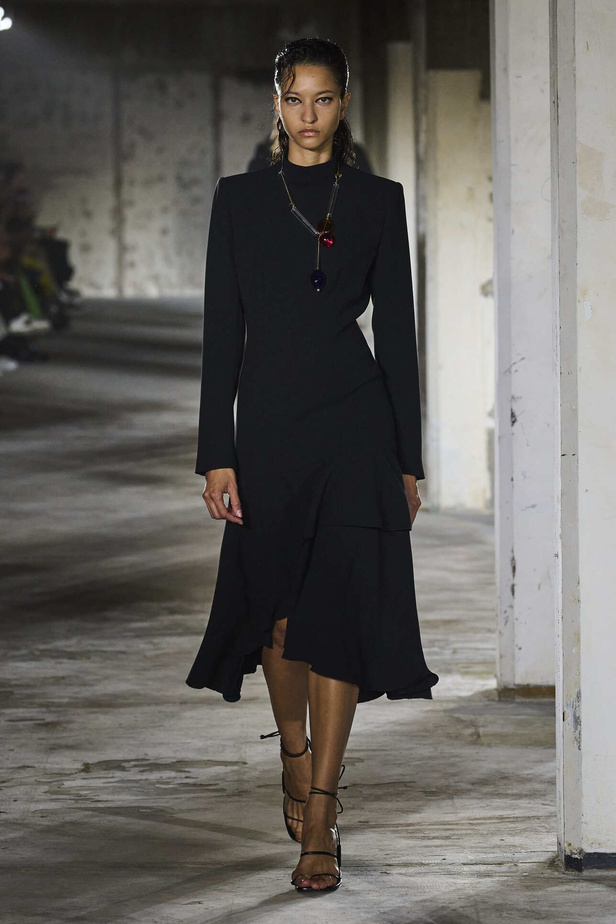 مجموعة Dries Van Noten لموسم ربيع وصيف 2023.. سحر الأسود وأناقة النقشات