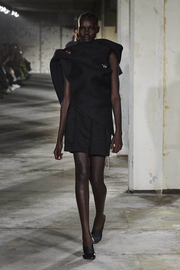 مجموعة Dries Van Noten لموسم ربيع وصيف 2023.. سحر الأسود وأناقة النقشات