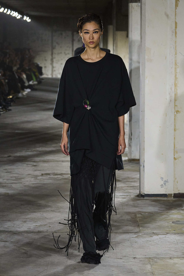 مجموعة Dries Van Noten لموسم ربيع وصيف 2023.. سحر الأسود وأناقة النقشات