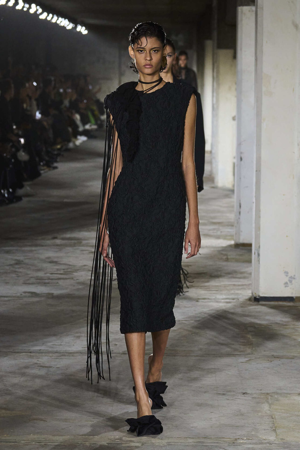 مجموعة Dries Van Noten لموسم ربيع وصيف 2023.. سحر الأسود وأناقة النقشات