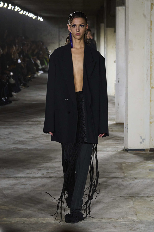 مجموعة Dries Van Noten لموسم ربيع وصيف 2023.. سحر الأسود وأناقة النقشات
