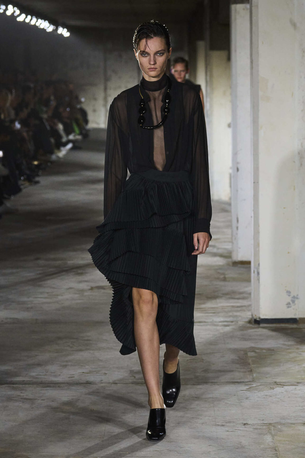 مجموعة Dries Van Noten لموسم ربيع وصيف 2023.. سحر الأسود وأناقة النقشات