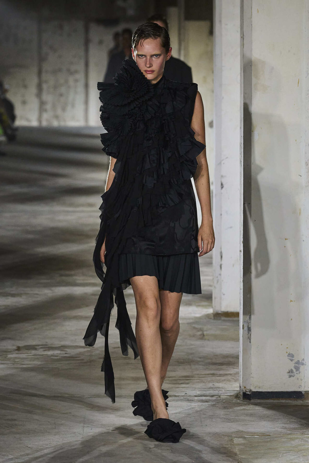 مجموعة Dries Van Noten لموسم ربيع وصيف 2023.. سحر الأسود وأناقة النقشات